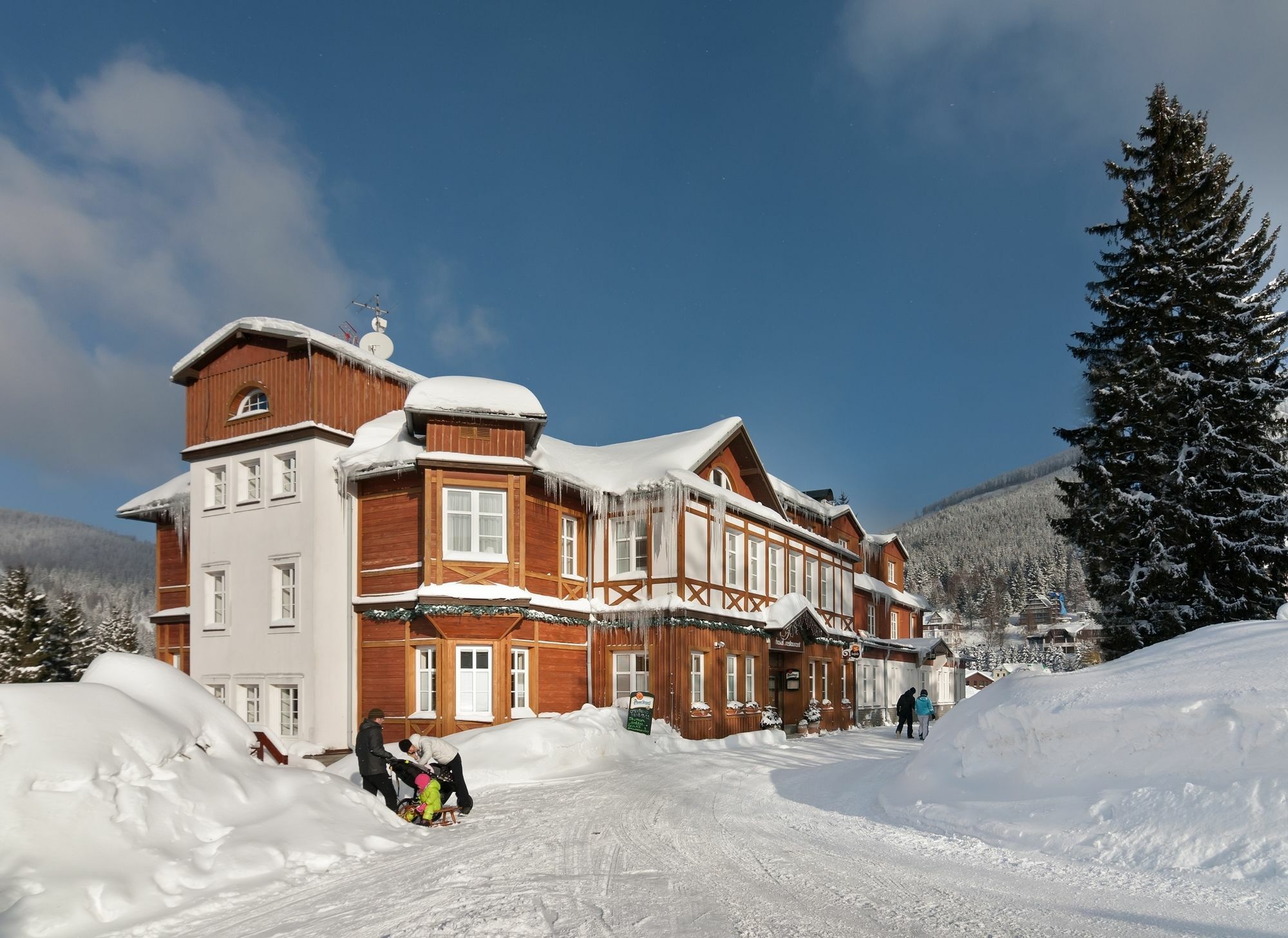 Hotel Snezka Шпиндлерув-Млин Экстерьер фото