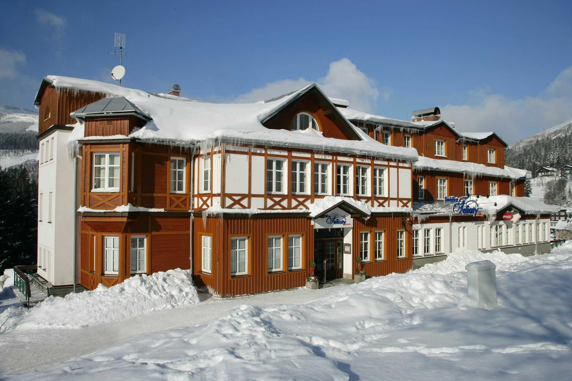 Hotel Snezka Шпиндлерув-Млин Экстерьер фото